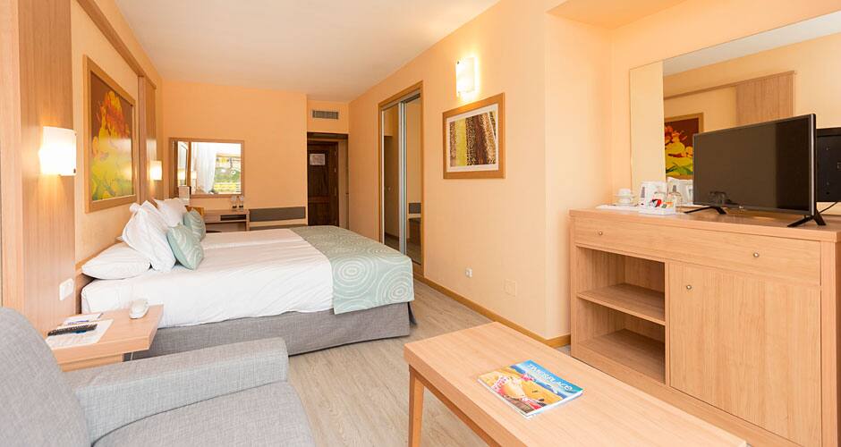 <p>kahden/yhden hengen huone</p>