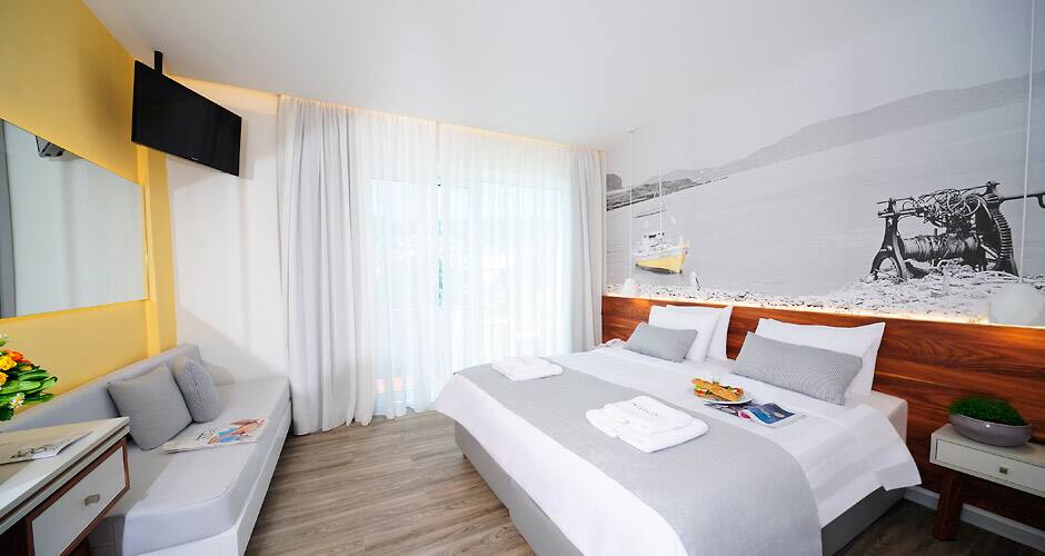 <p>Deluxe-huone, uima-allasnäköala</p>