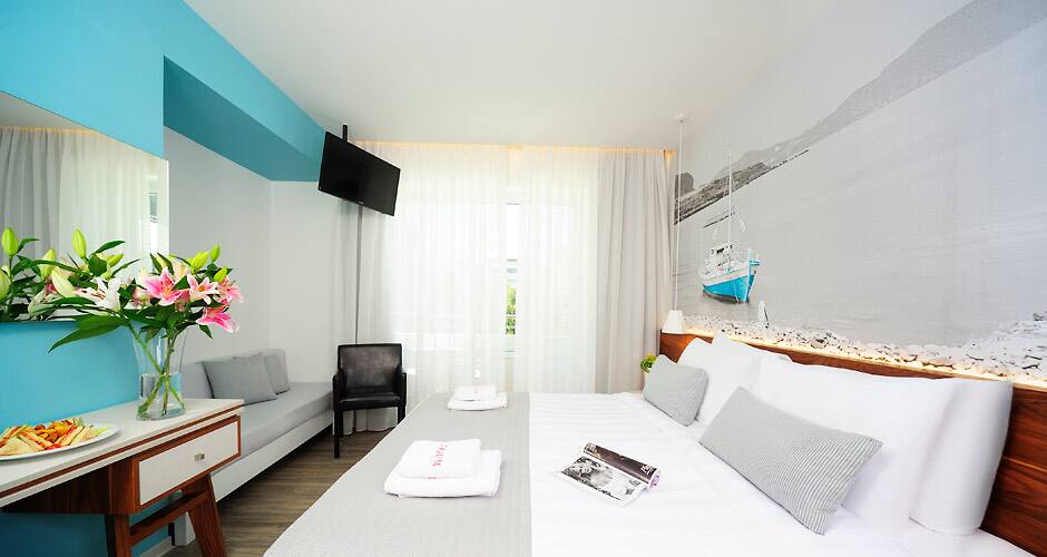 <p>Superior-huone, uima-allasnäköala</p>