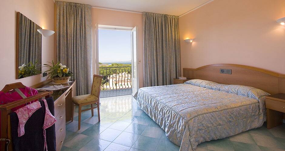 <p>Kahden hengen comfort-huone, parveke tai terassi</p>