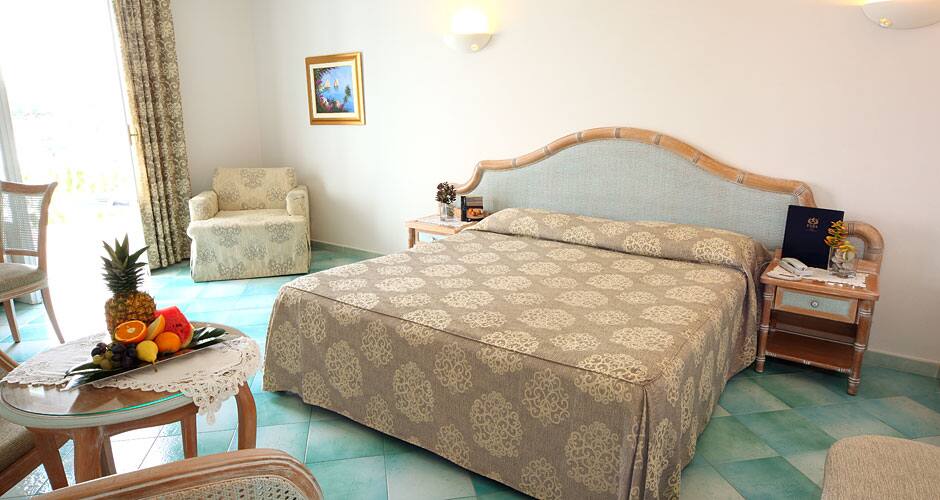 <p>Kahden hengen Comfort-huone, parveke tai terassi ja osittainen merinäköala</p>