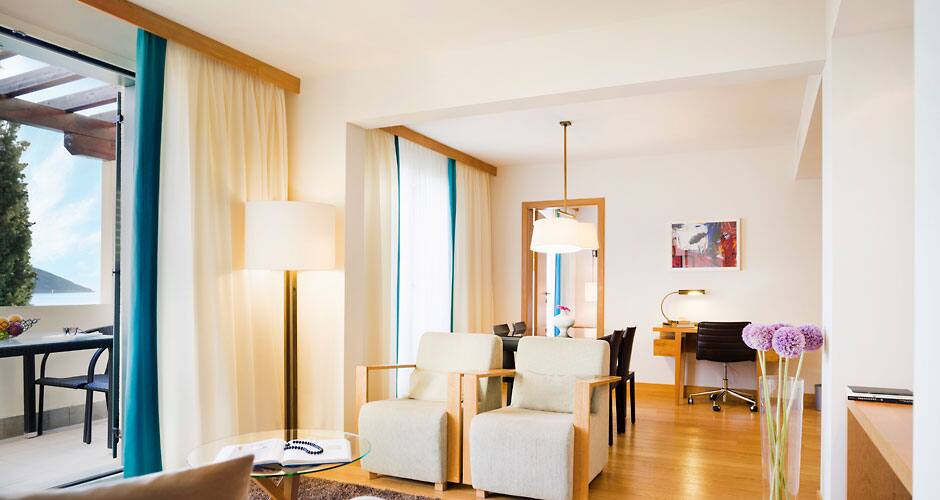 <p>dubr0018apt2sea</p>