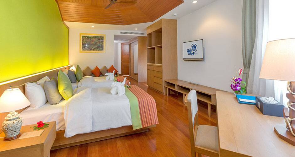 <p>Luxury Grand Pool</p>