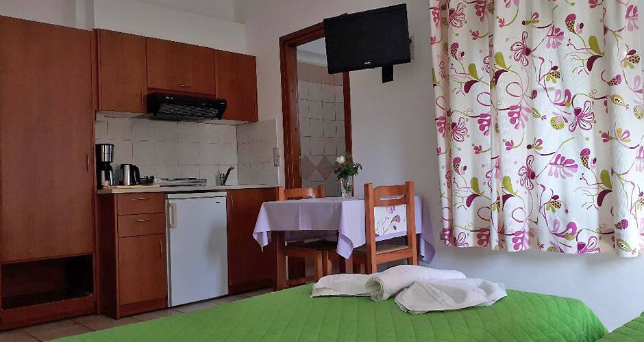 <p>cret0001studiosmall</p>