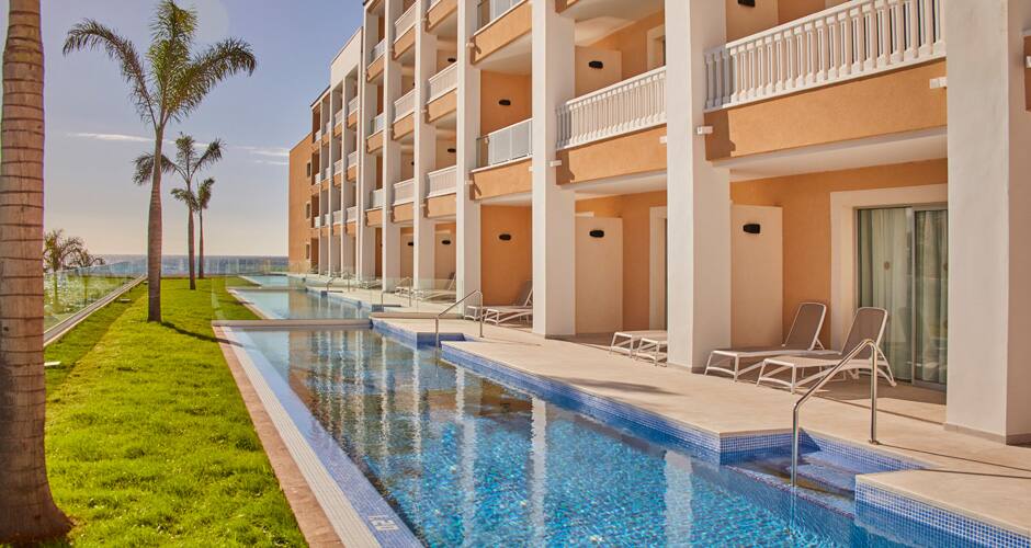 <p>juniorsviitti, terassilta käynti uima-altaaseen</p>