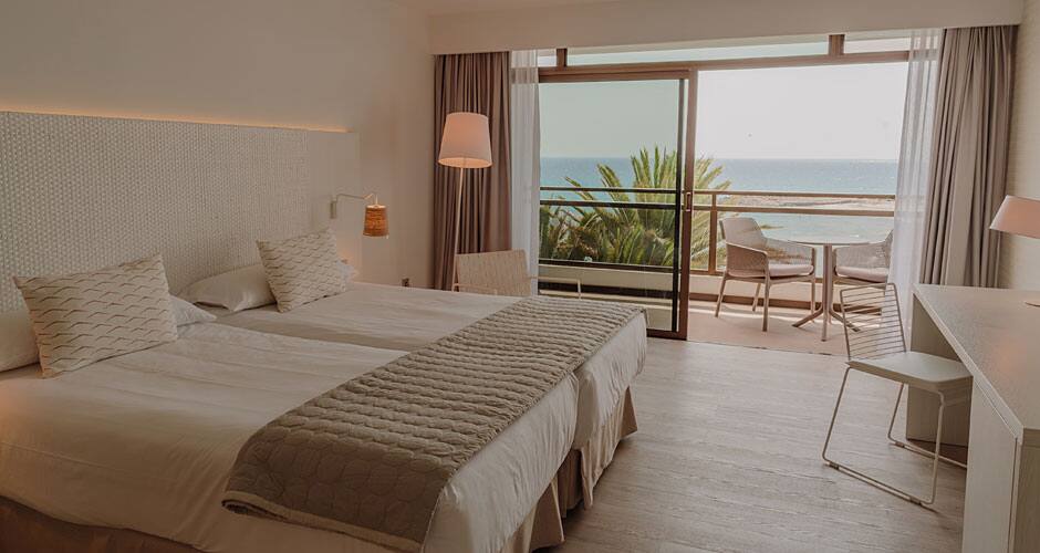 <p>Kahden hengen huone, osittainen merinäköala</p>