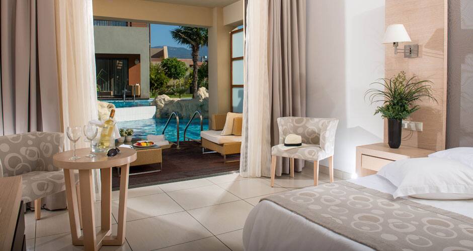 <p>Kahden hengen huone, terassilta käynti uima-altaaseen</p>