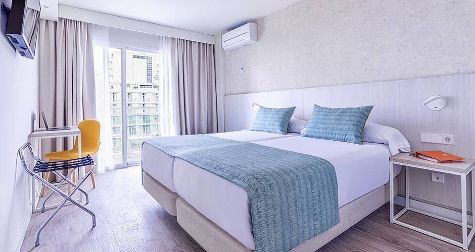 <p>Kahden hengen huone, näkymä uima-altaalle</p>