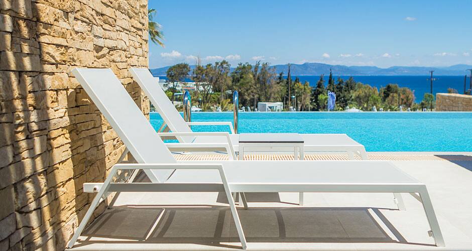 <p>Juniorsviitti, osittainen merinäköala, terassilta käynti uima-altaaseen</p>