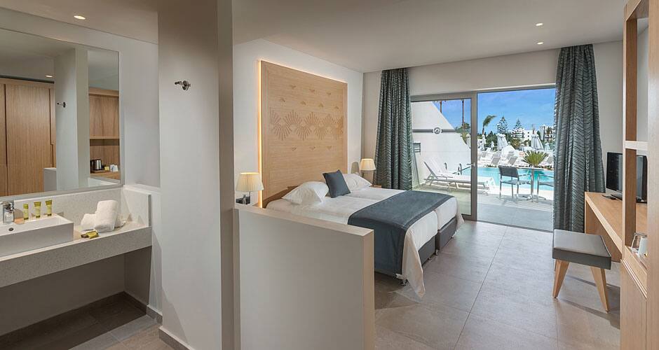 <p>Juniorsviitti, terassilla oma uima-allas</p>