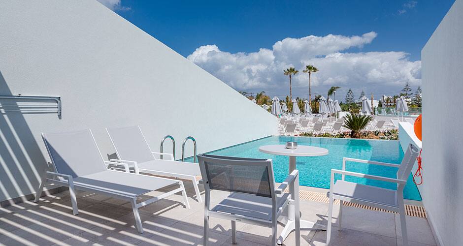 <p>Juniorsviitti, terassilla oma uima-allas</p>