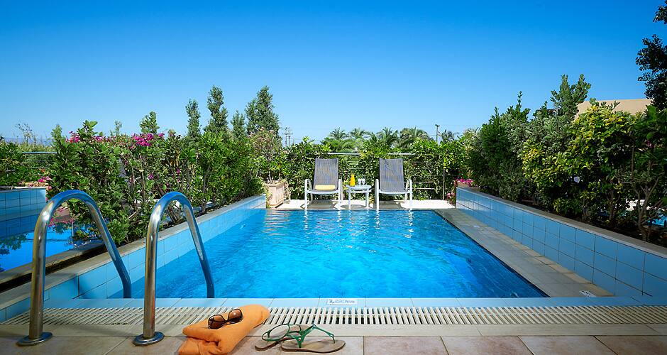 <p>bungalow-huone, oma uima-allas</p>