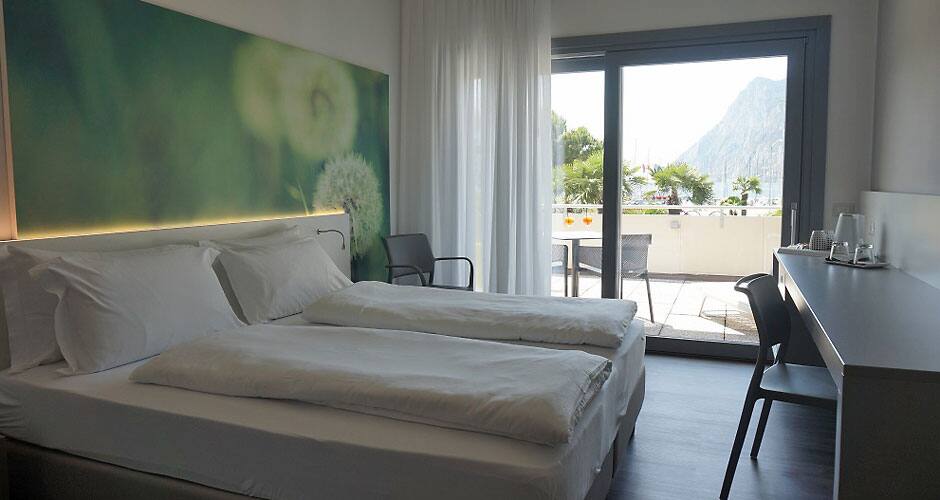 <p>Superior-huone, osittainen järvinäkymä</p>