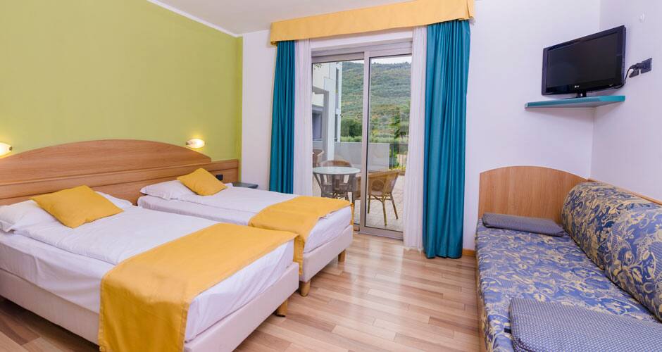 <p>kahden hengen huone, yhteisparveke</p>