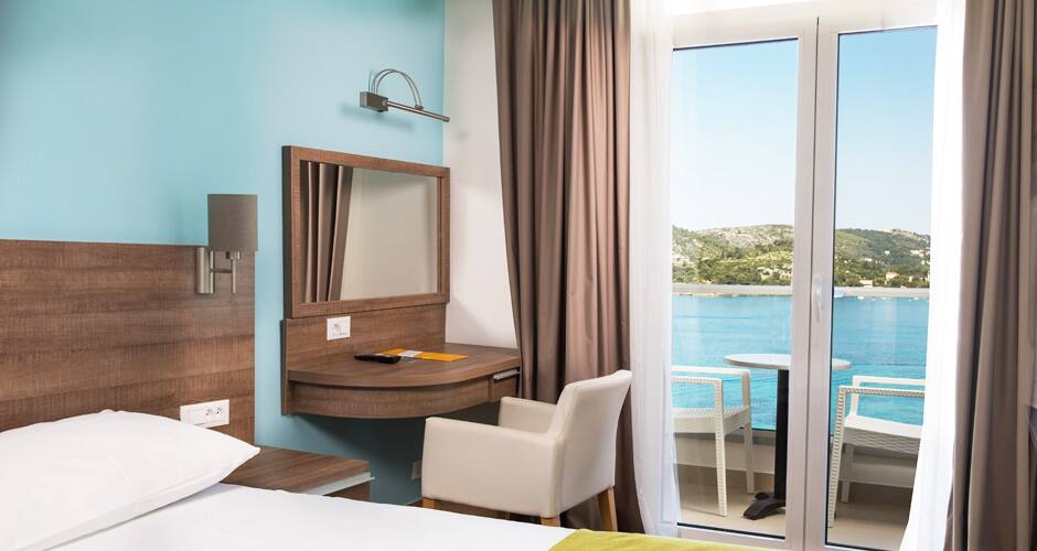 <p>sivurakennuksen Superior-huone, osittainen merinäköala</p>