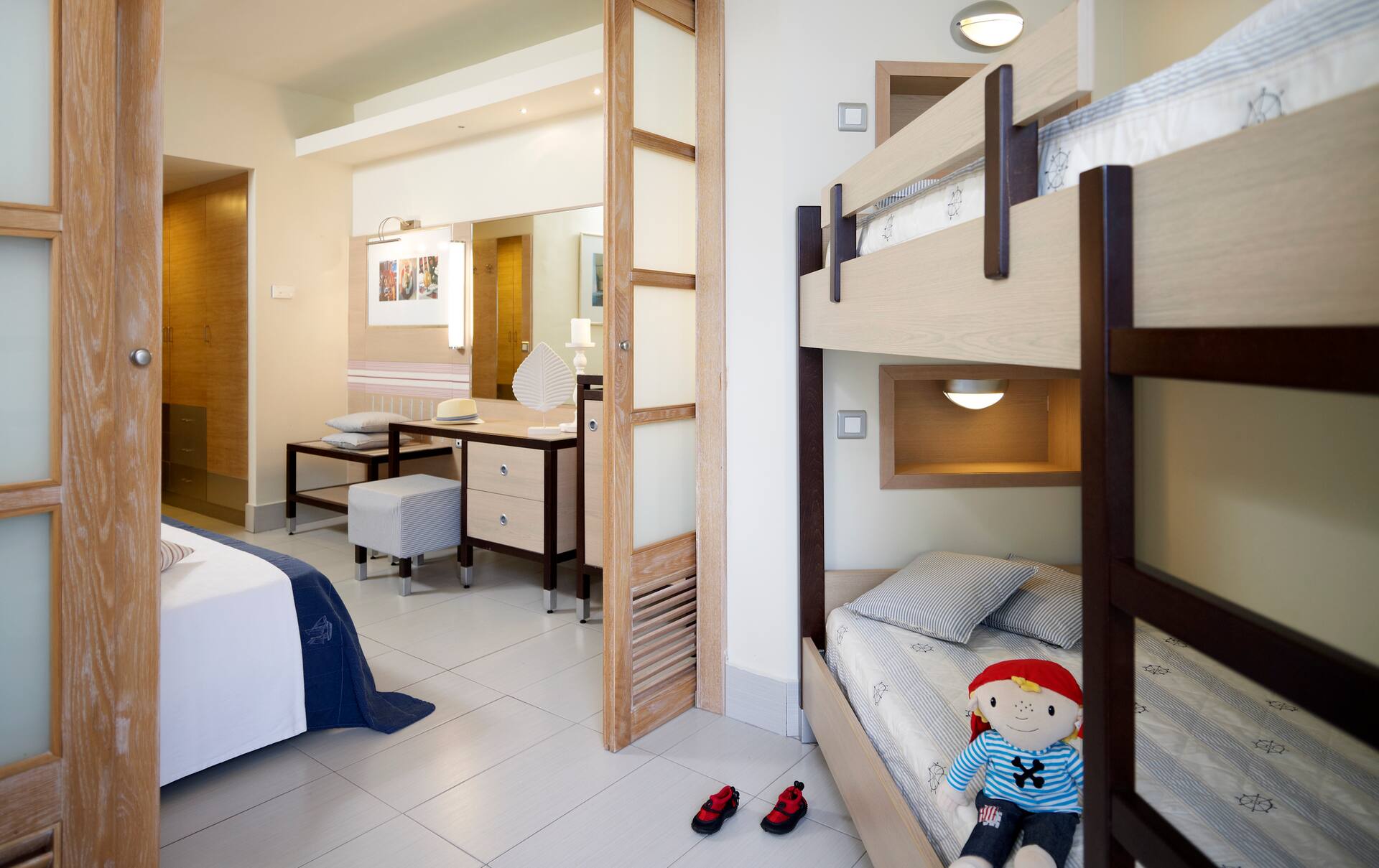 <p>tilavampi huone</p>