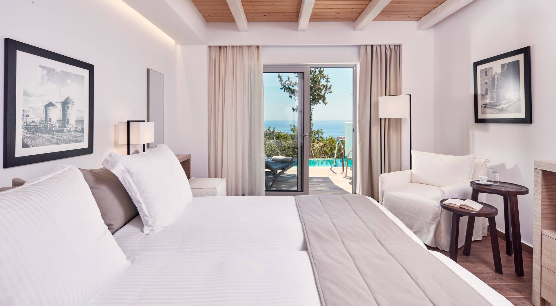 <p>kahden hengen huone, oma uima-allas</p>