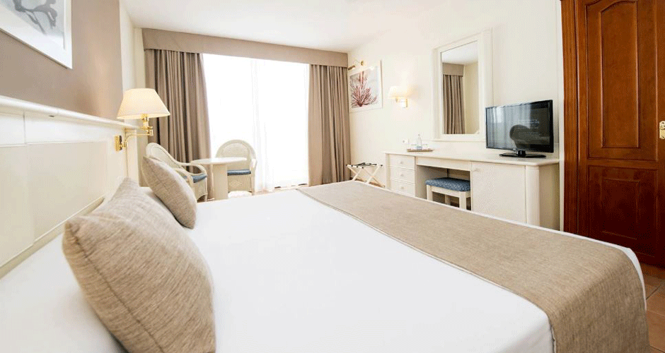 <p>Kahden hengen huone, osittainen merinäköala</p>