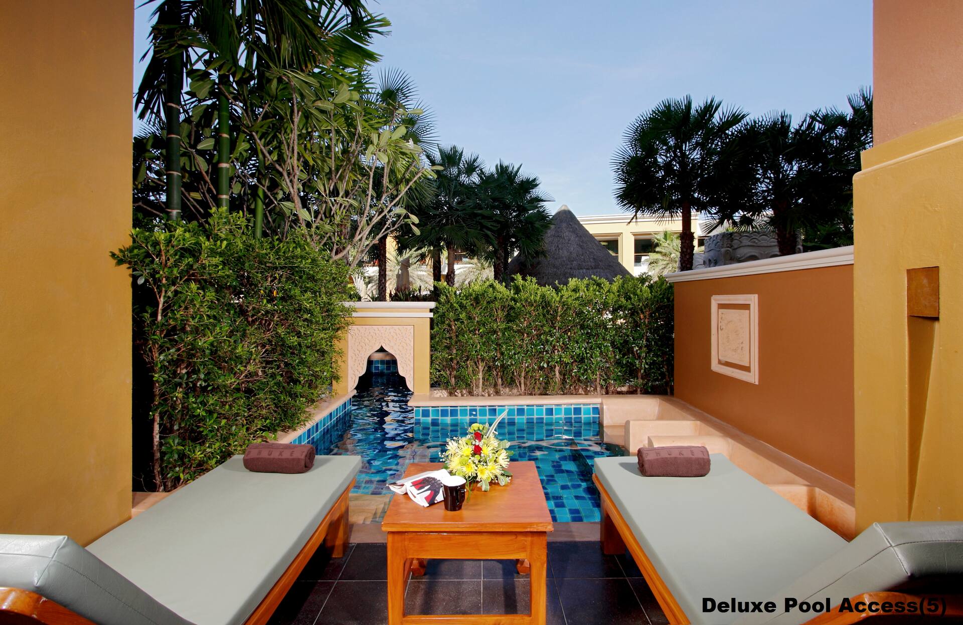 <p>Deluxe-huone, terassilta käynti uima-altaaseen</p>