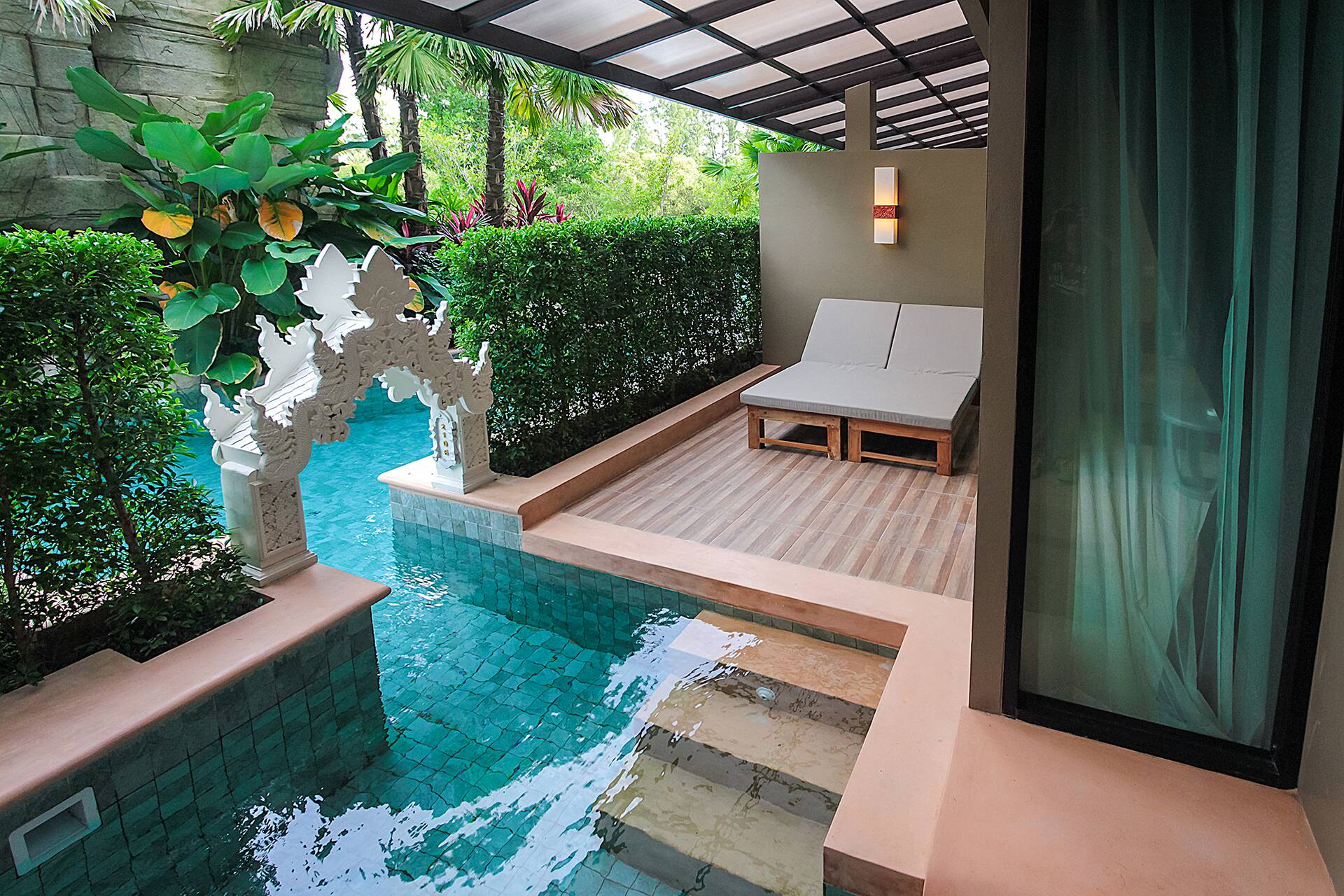 <p>Deluxe-huone, terassilta käynti uima-altaaseen</p>