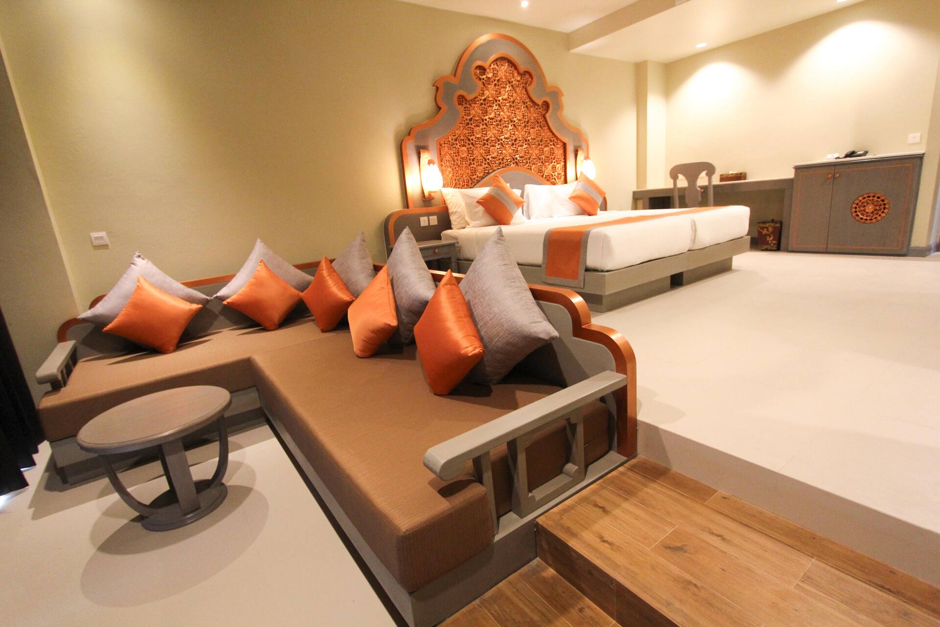 <p>Deluxe-huone, terassilta käynti uima-altaaseen</p>