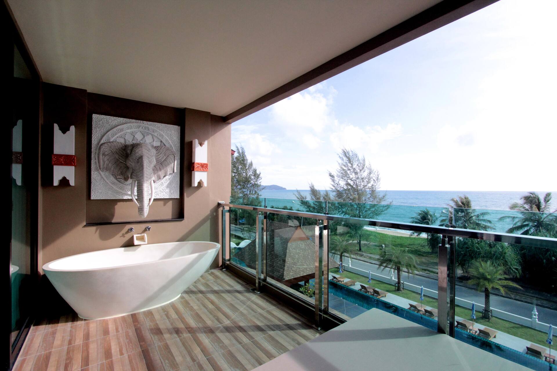 <p>Deluxe-huone, osittainen merinäköala</p>