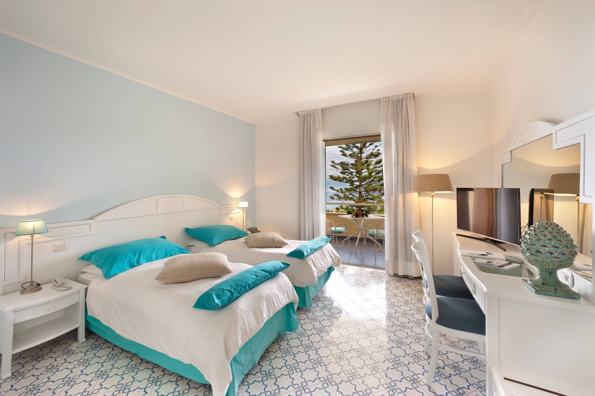 <p>Kahden hengen huone, parveke ja merinäköala</p>