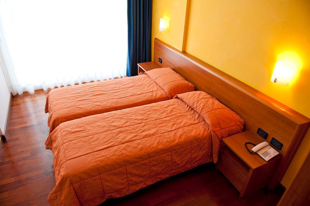 <p>kahden hengen huone / kahden hengen huone, osittainen järvinäköala</p>