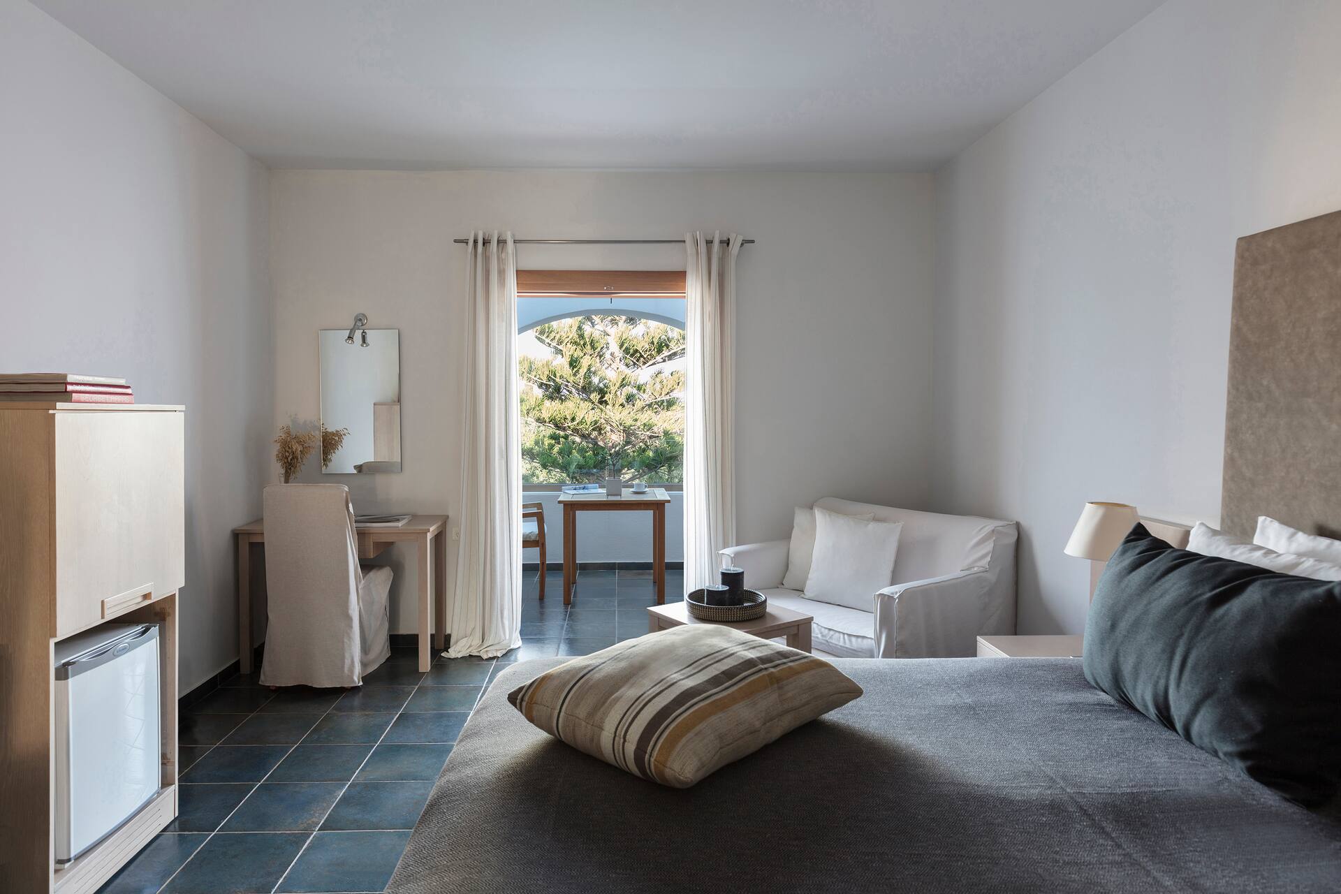 <p>kahden hengen huone päärakennuksessa</p>