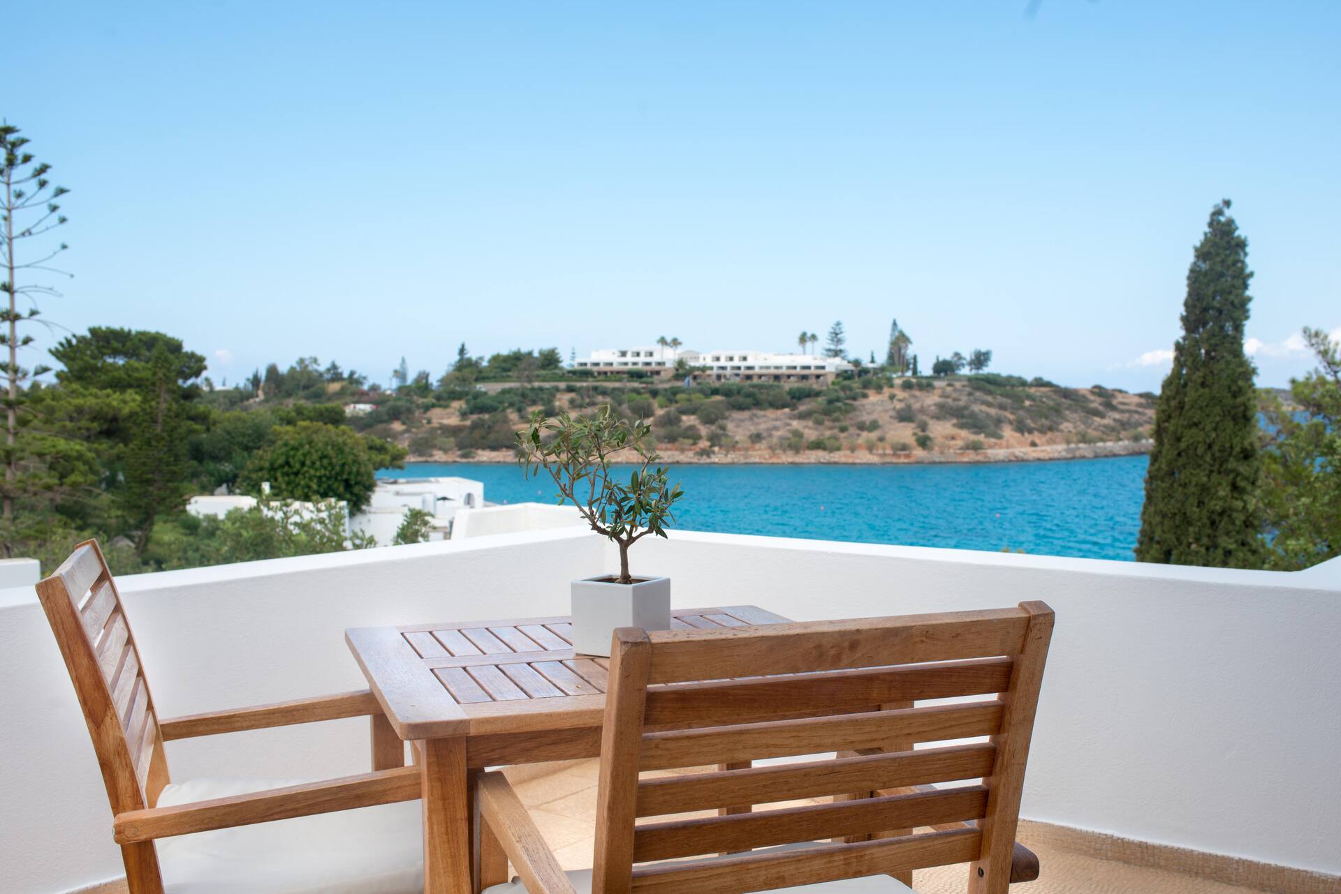 <p>Bungalow-huone meren puolella</p>