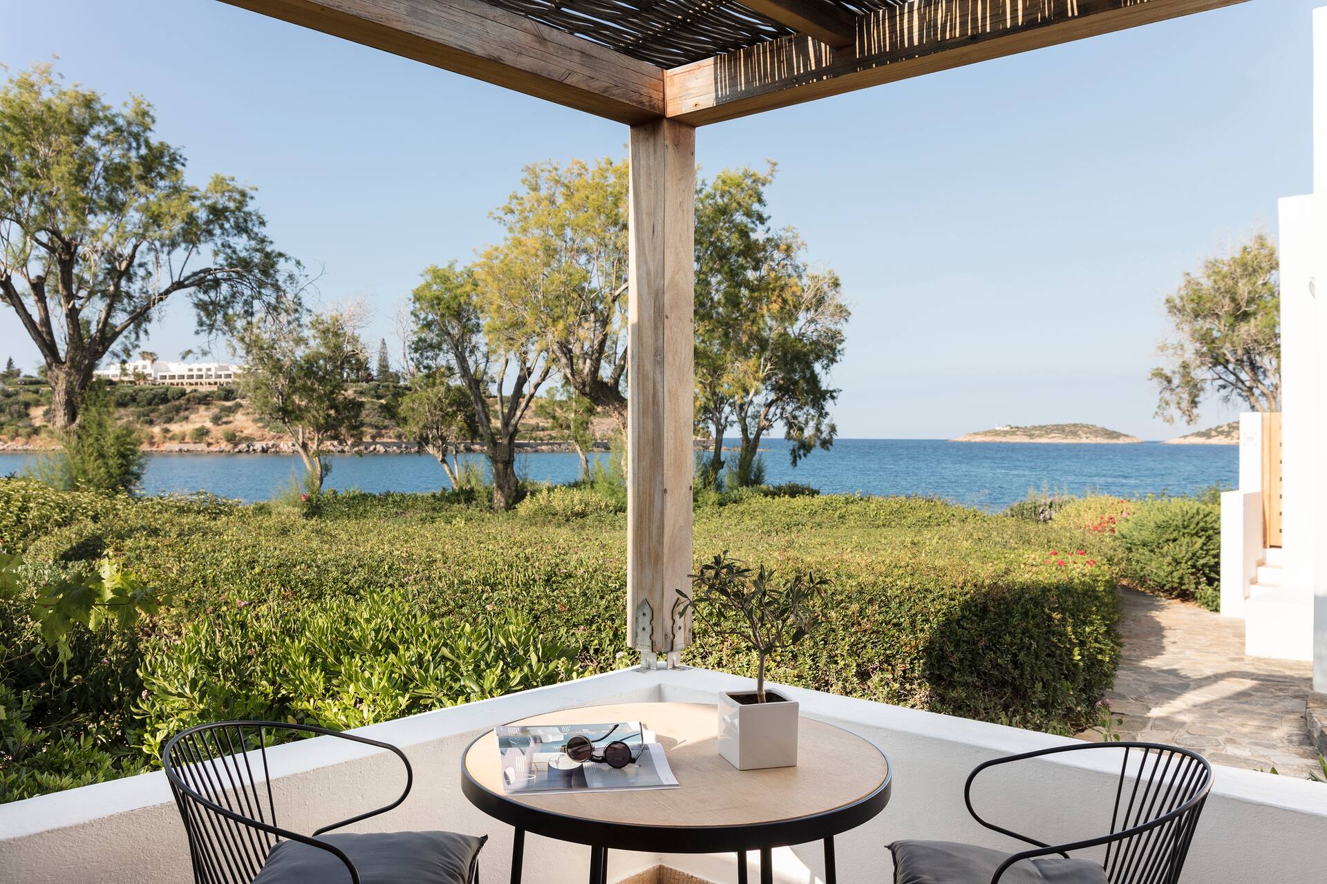 <p>Bungalow-huone, osittainen merinäköala</p>