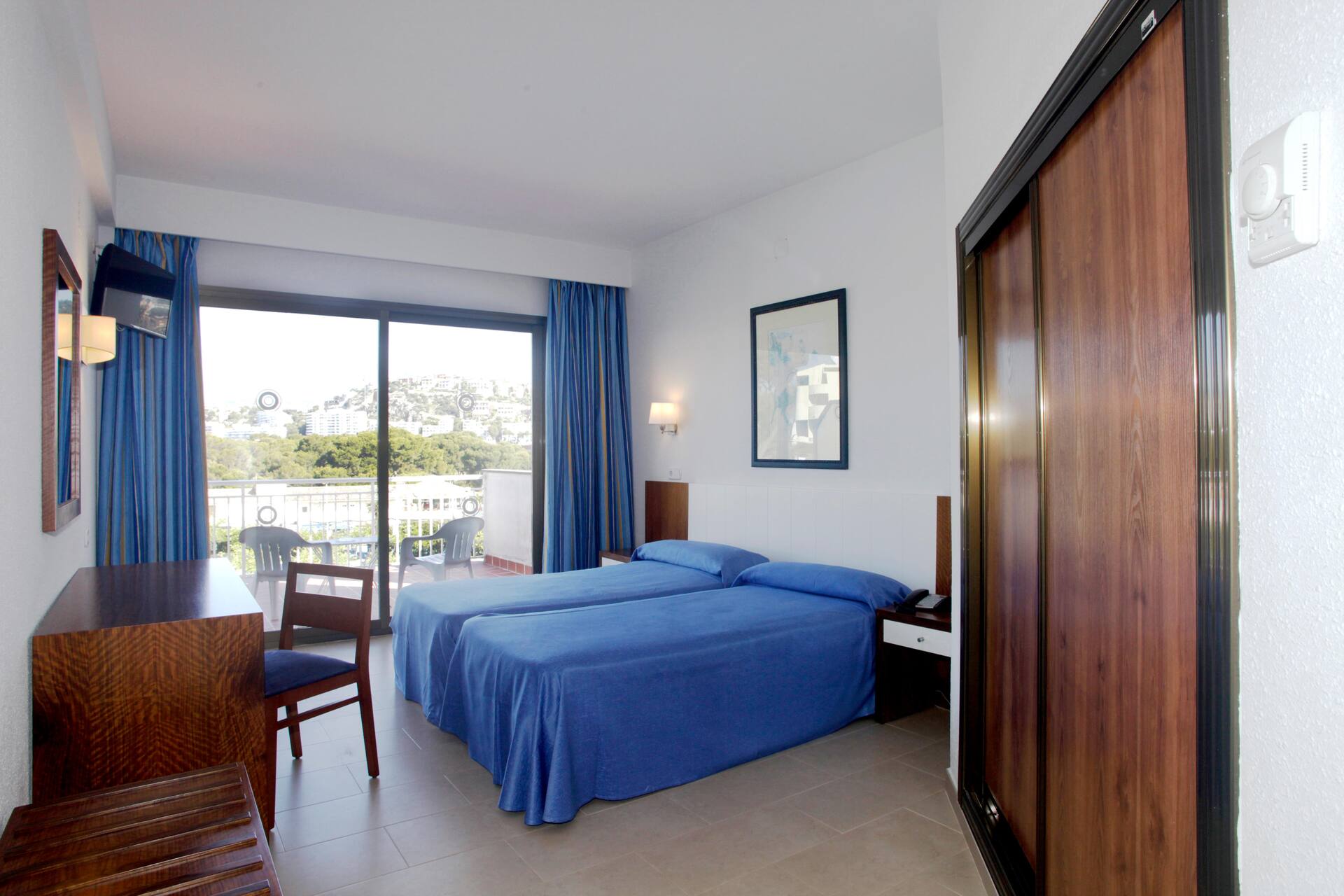 <p>kahden hengen huone</p>