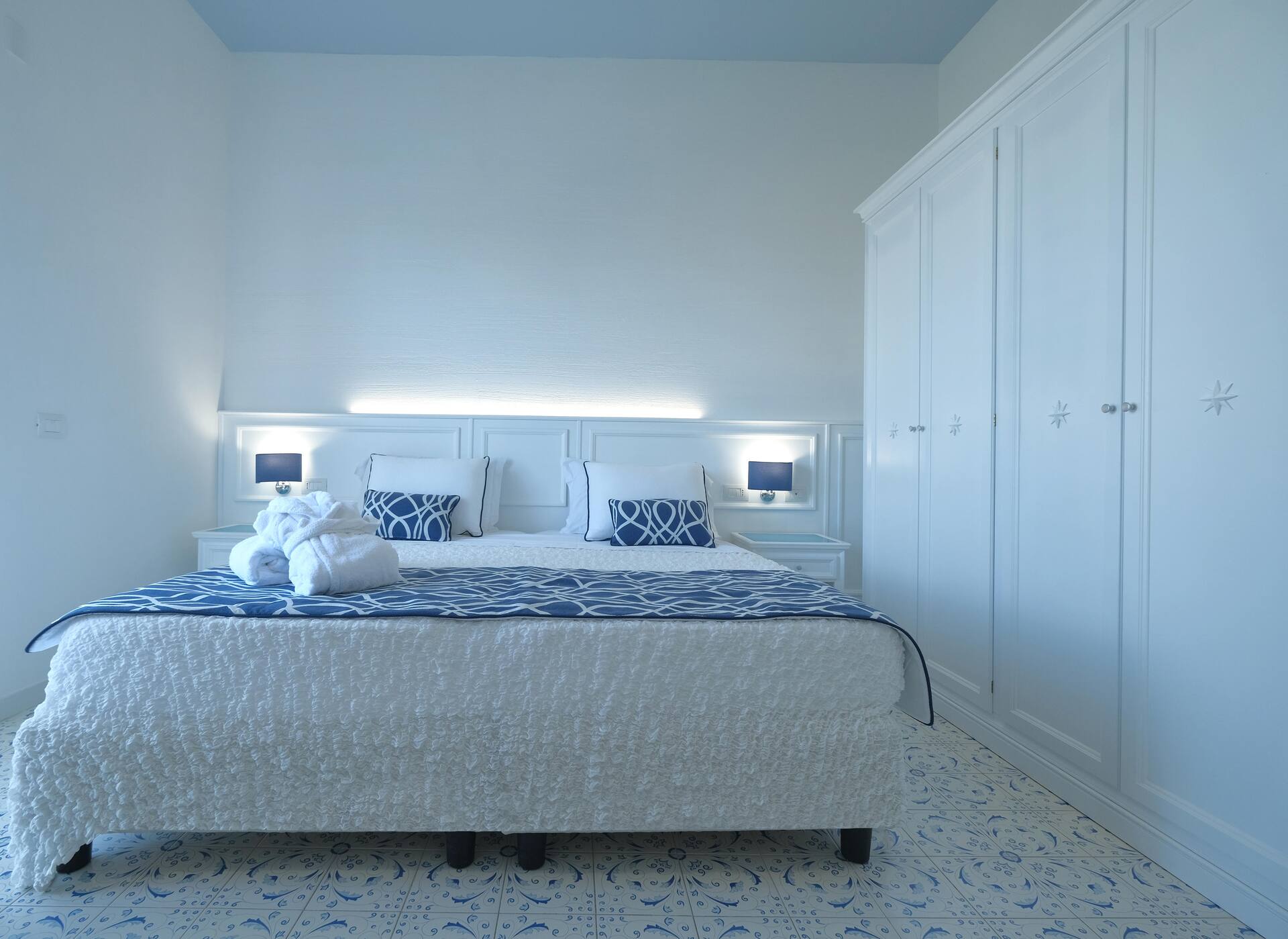 <p>Kahden hengen Deluxe-huone, osittainen merinäköala</p>