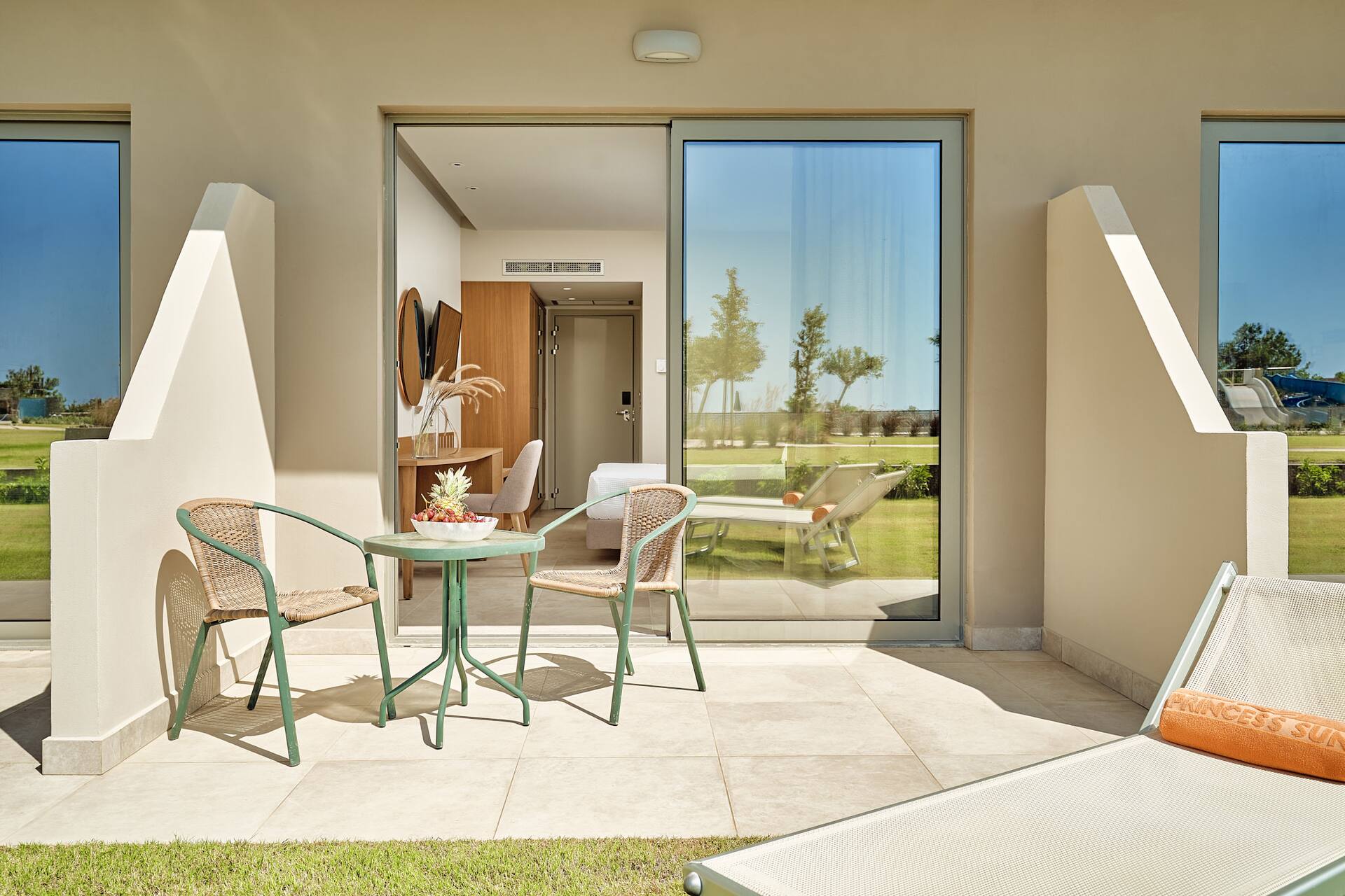 <p>Kahden hengen huone, allasnäköala</p>