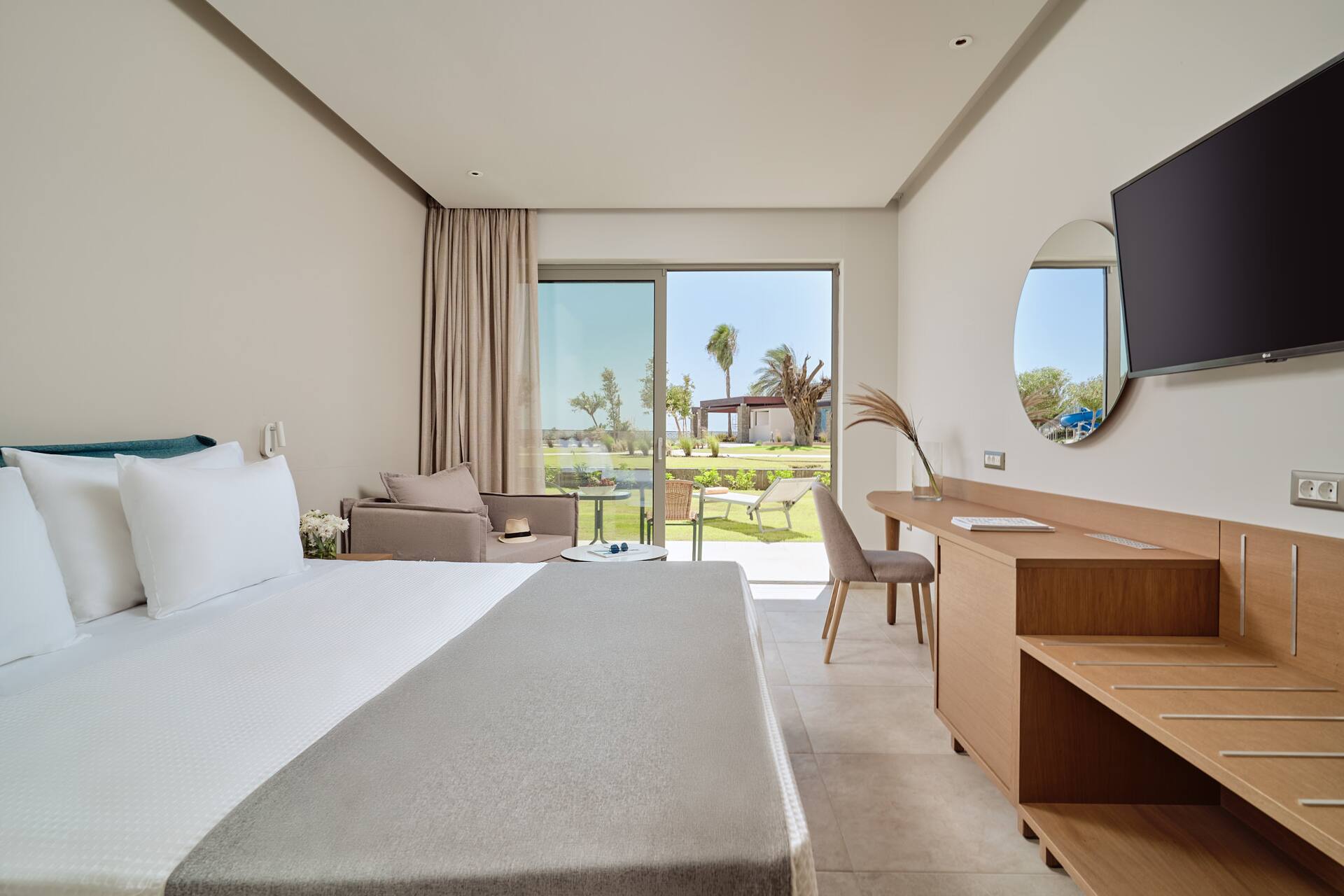 <p>Kahden hengen huone, allasnäköala</p>