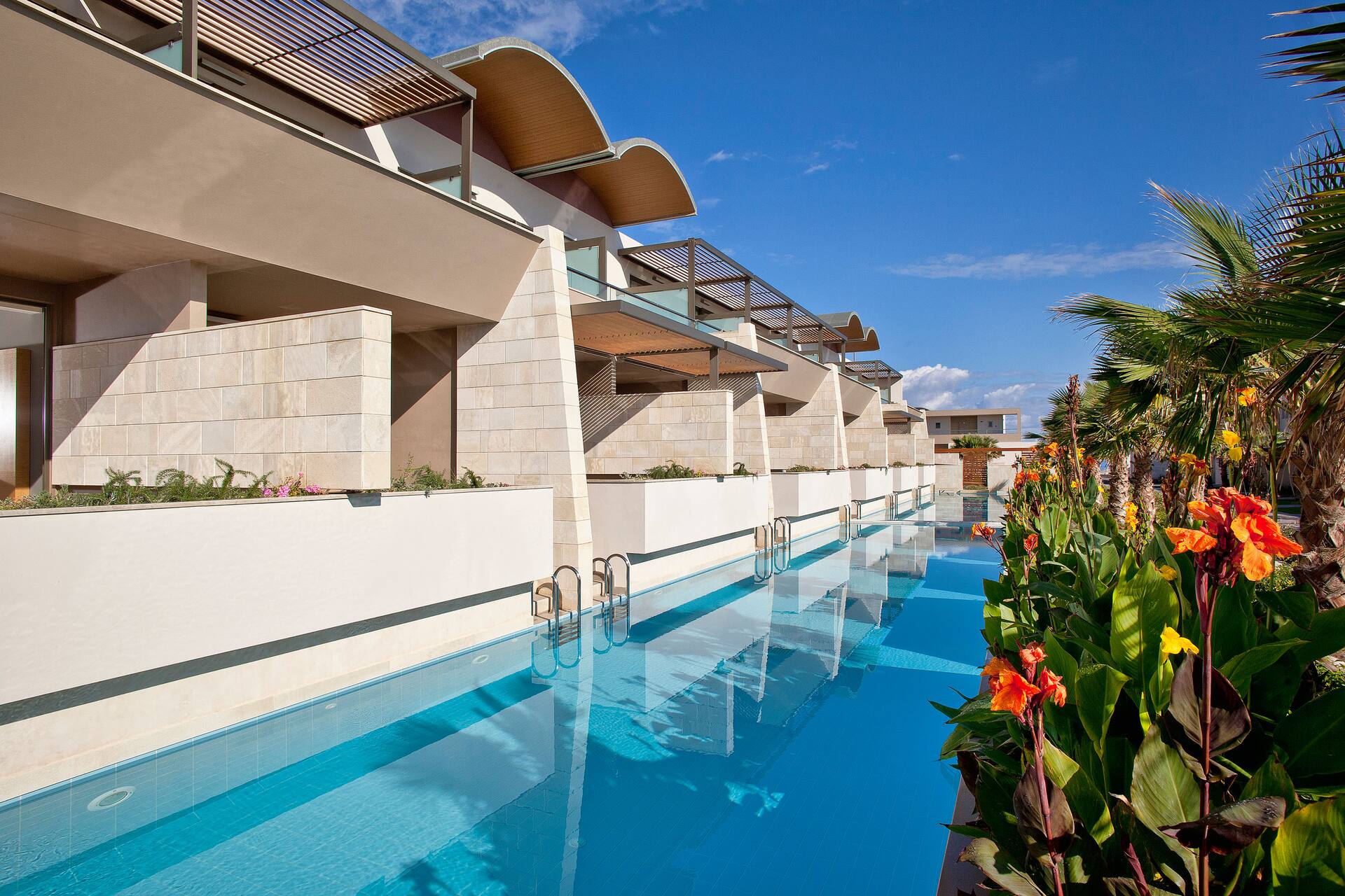 <p>Deluxe-huone, terassilta pääsy uima-altaaseen</p>