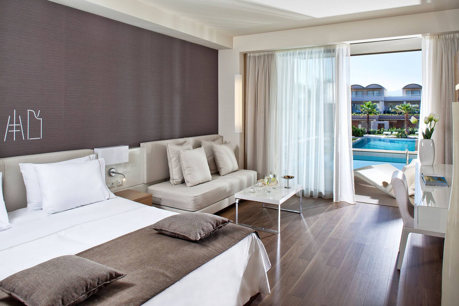 <p>Deluxe-huone, terassilta pääsy uima-altaaseen</p>