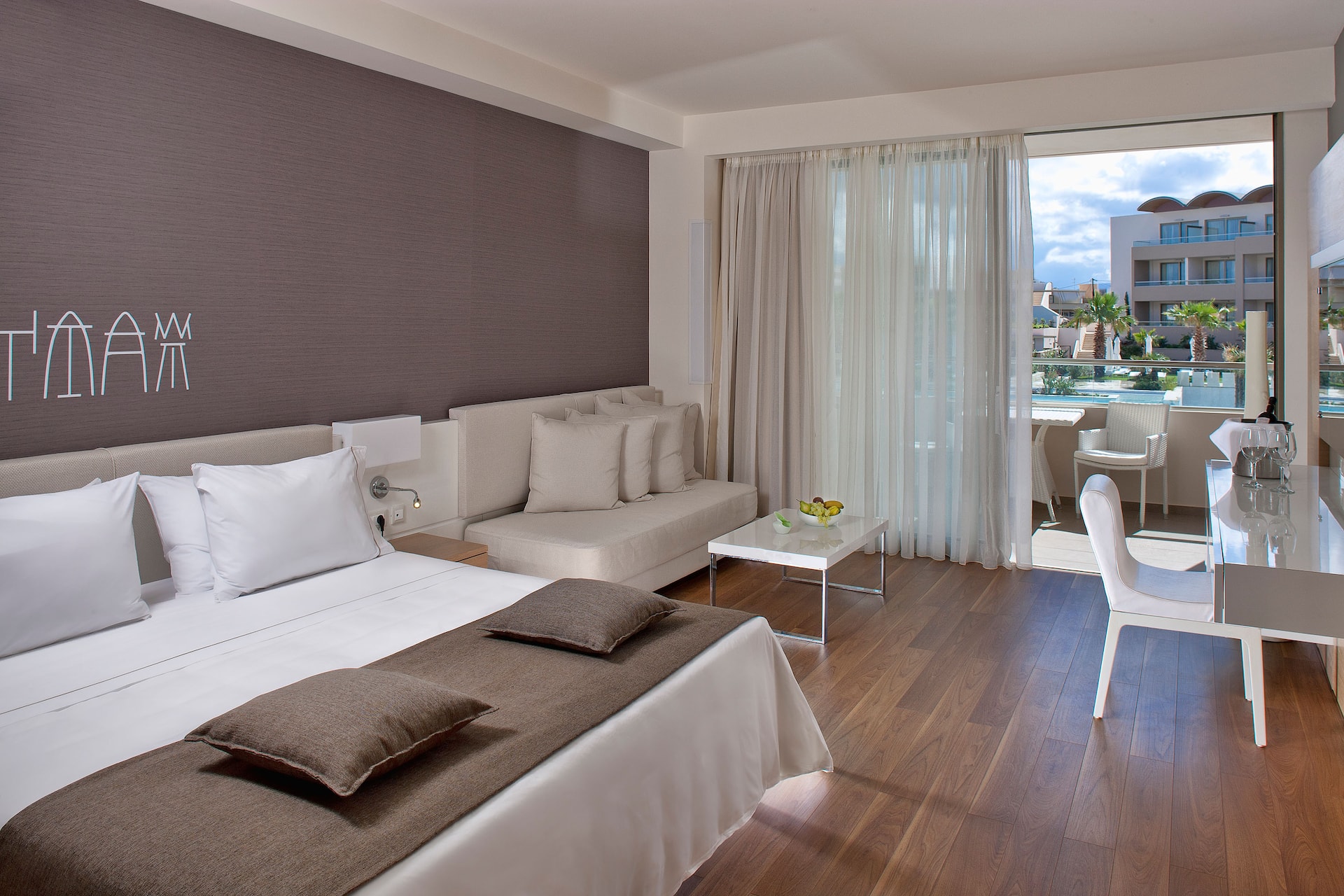 <p>Deluxe-huone, parveke ja uima-allasnäköala</p>