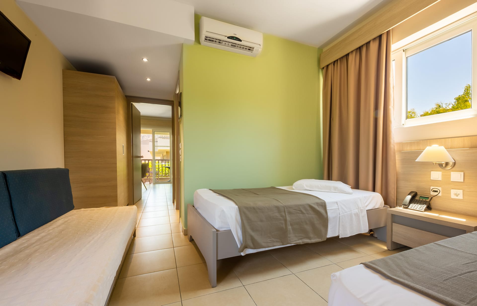 <p>Tilavampi Superior-perhehuone</p>