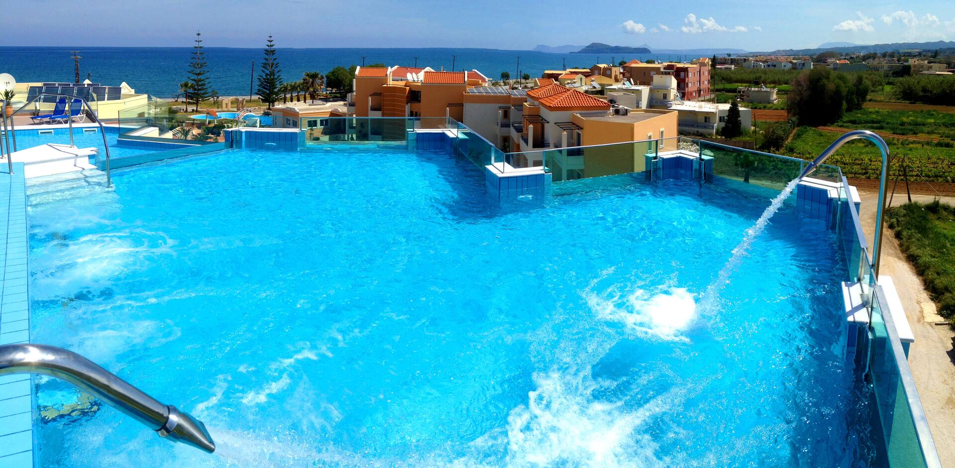 <p>Superior-rakennuksen kattoallas</p>