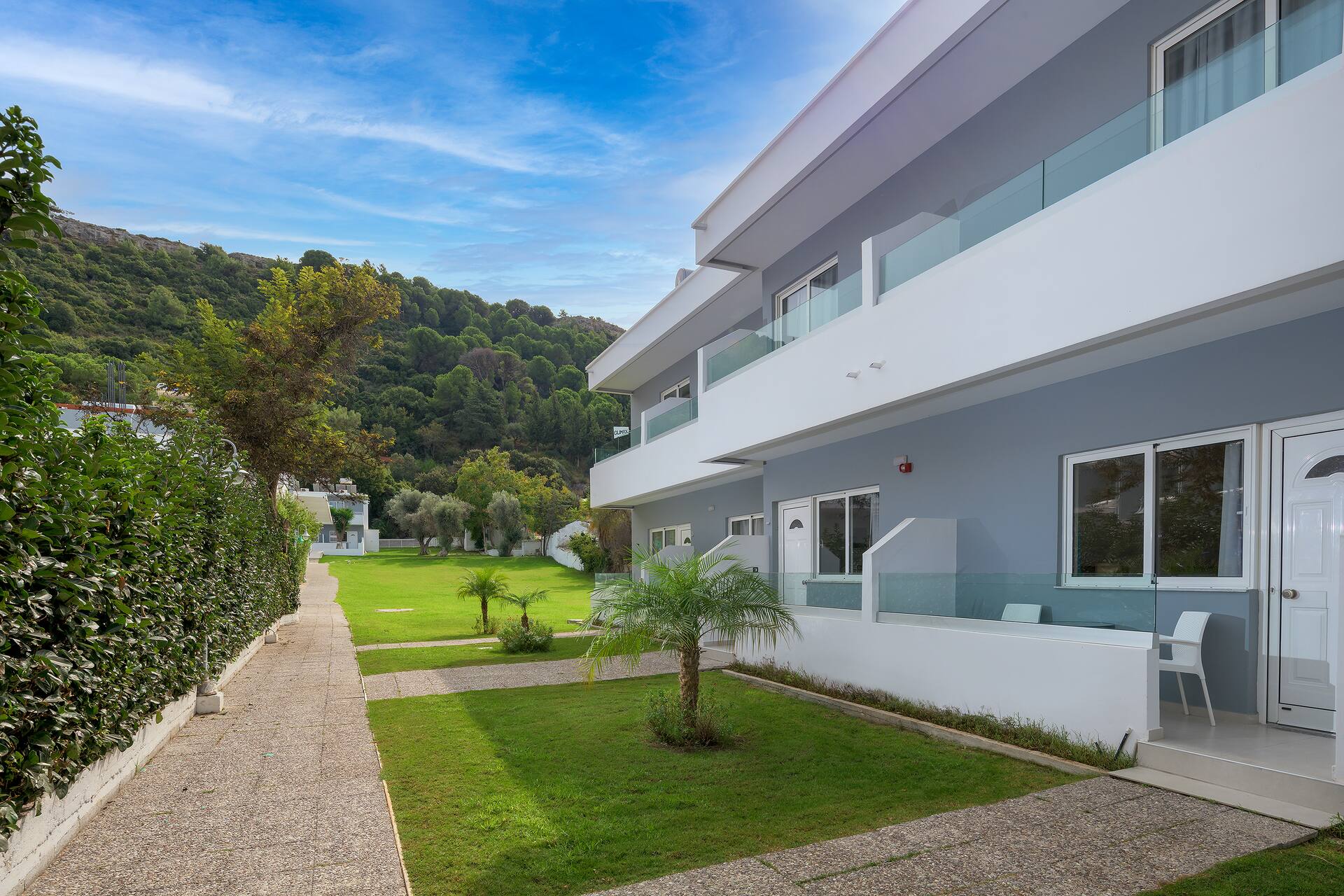 <p>Sivurakennus, jossa perhehuoneet sijaitsevat</p>