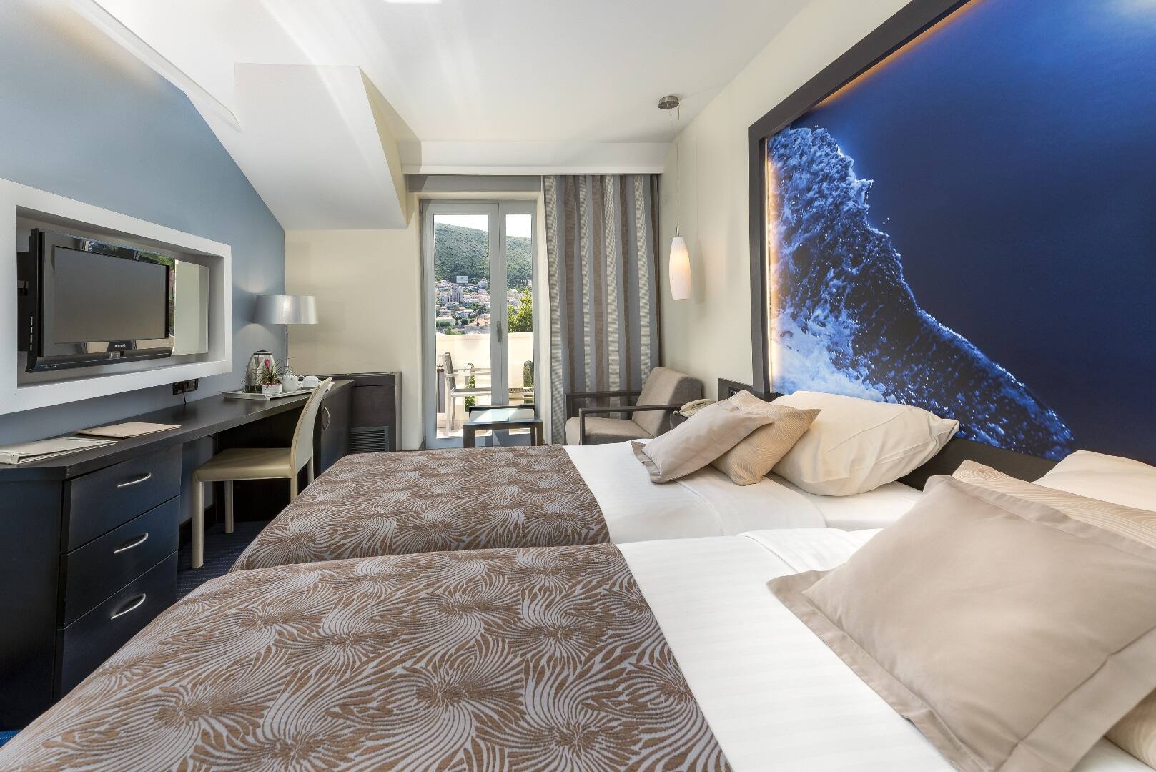 <p>Kahden hengen huone, parveke ja osittainen merinäköala</p>