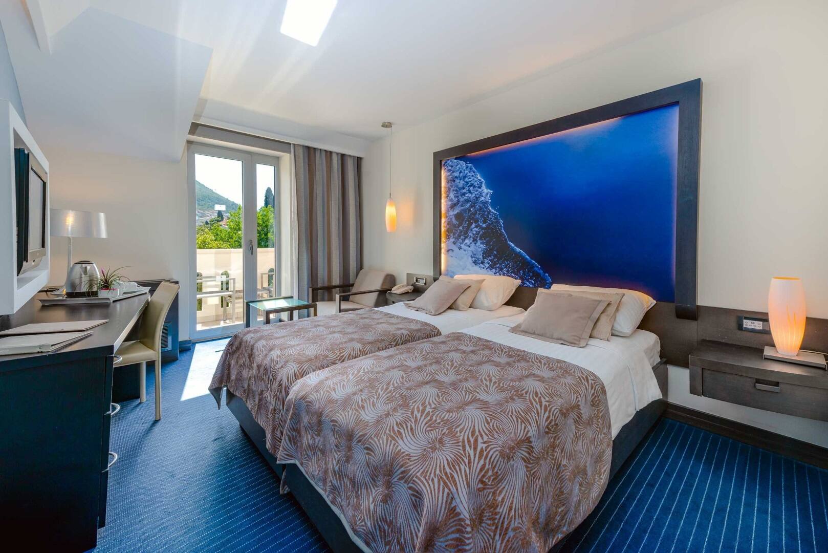 <p>Kahden hengen huone, parveke ja osittainen merinäköala</p>