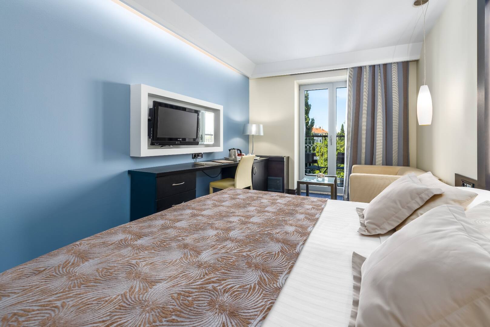 <p>Kahden hengen huone, parveke</p>