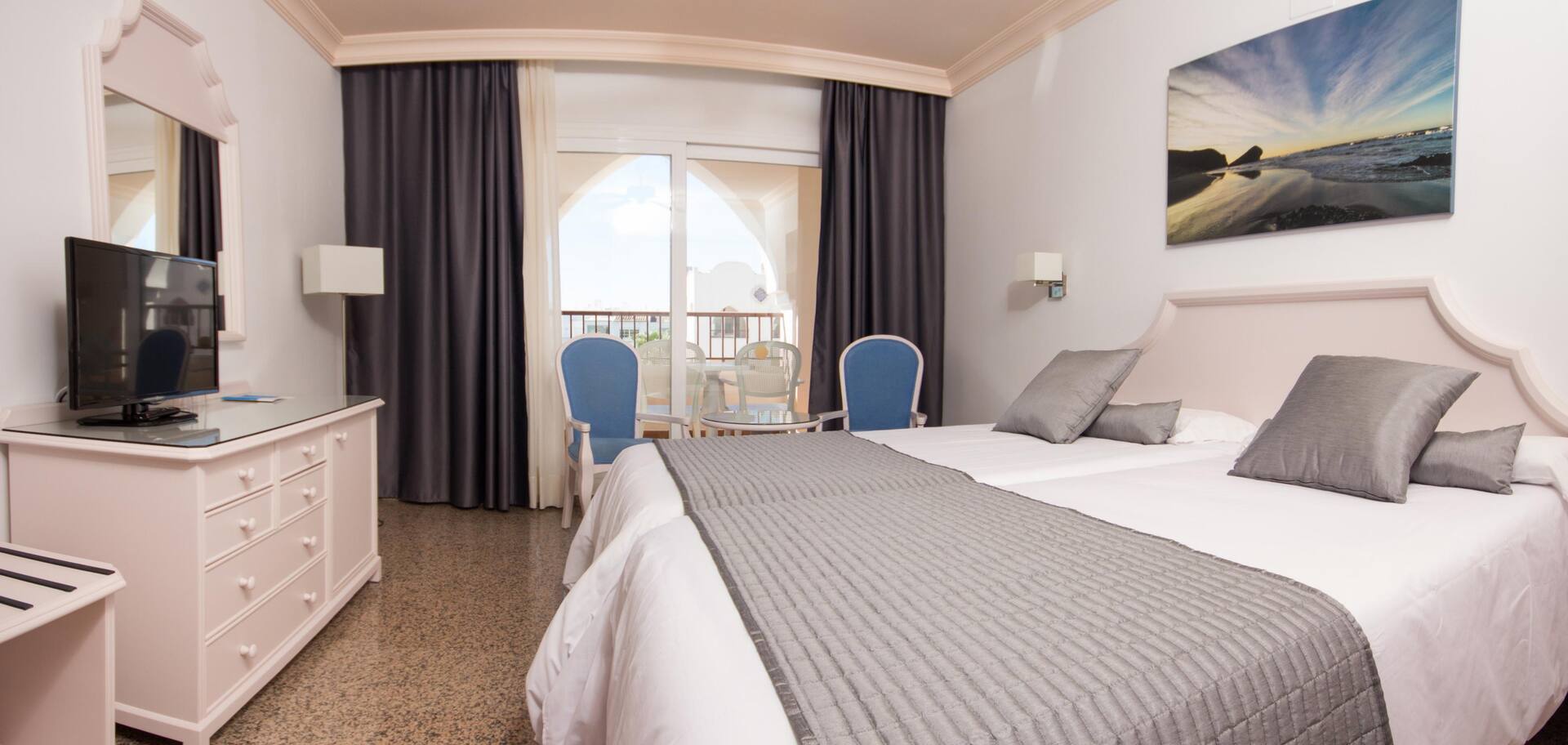 <p>Kahden hengen huone, näköala uima-altaalle</p>