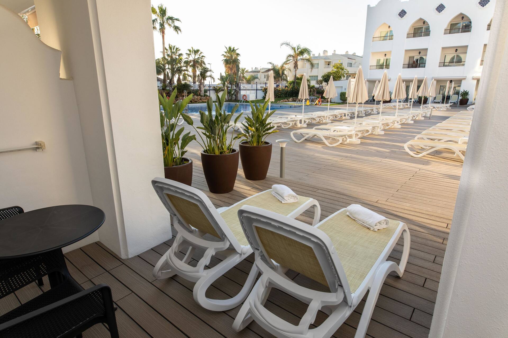 <p>Kahden hengen huone, terassilta käynti uima-allasalueelle</p>