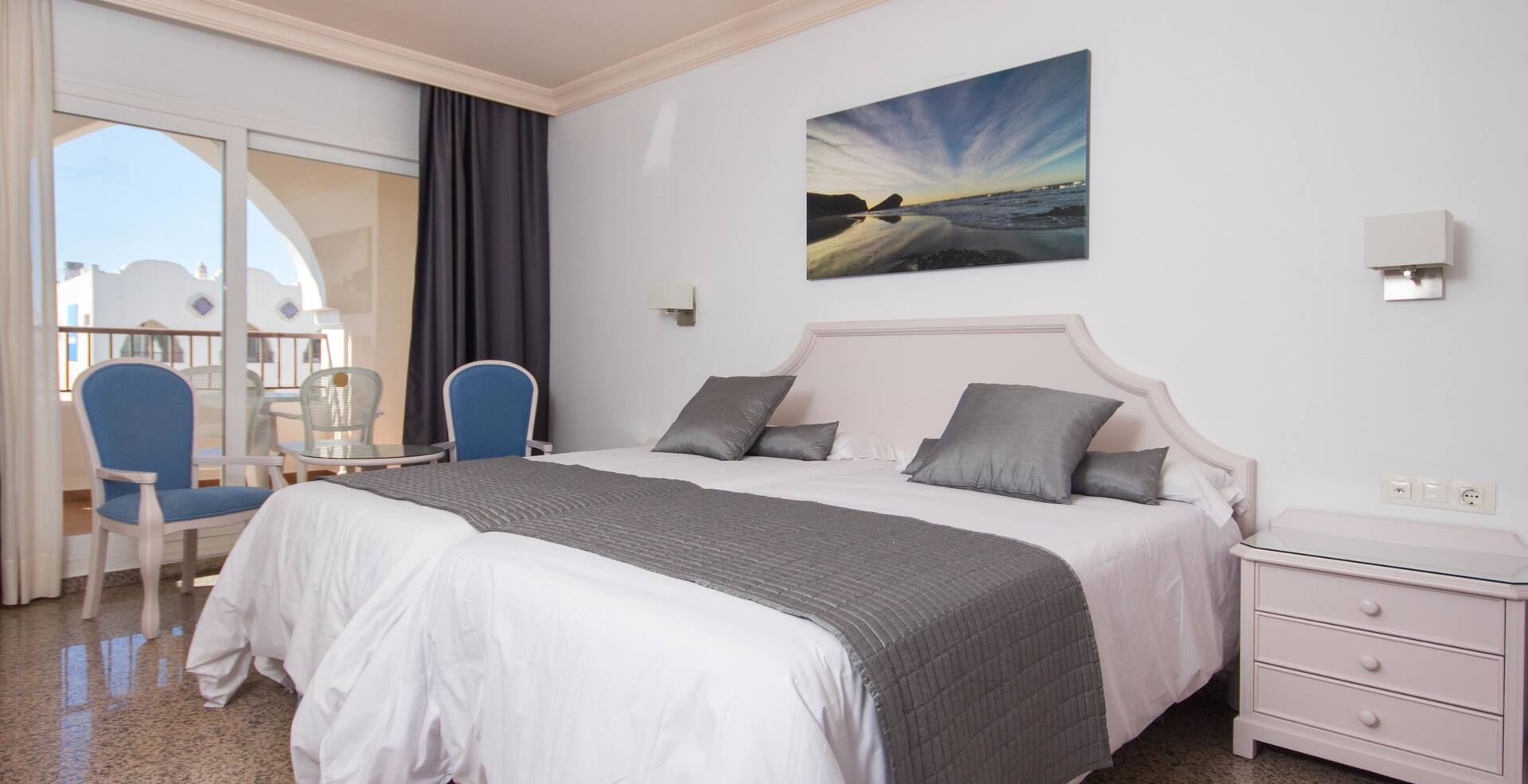 <p>Kahden hengen huone, näköala sisäpihalle</p>