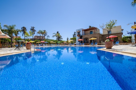 Omega Platanias, Platanias