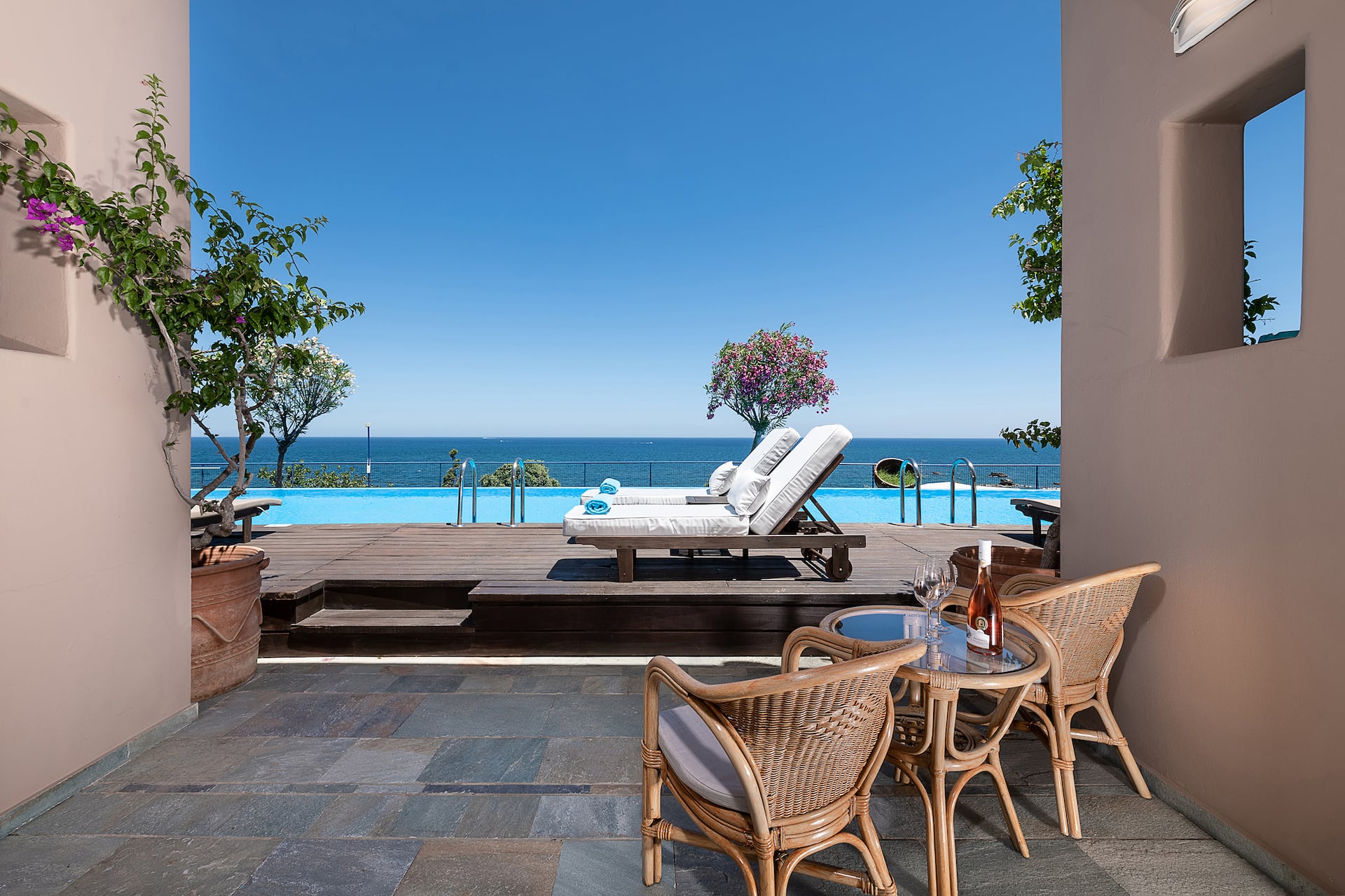 <p>Blue Executive Deluxe -huone, terassilta käynti uima-altaaseen</p>