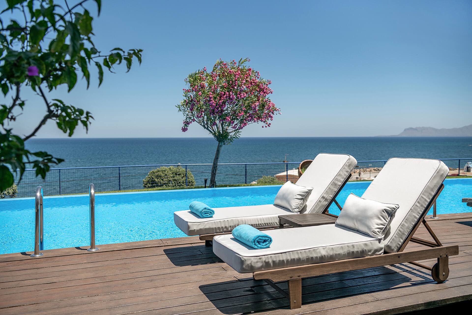 <p>Blue Executive Deluxe -huone, terassilta käynti uima-altaaseen</p>